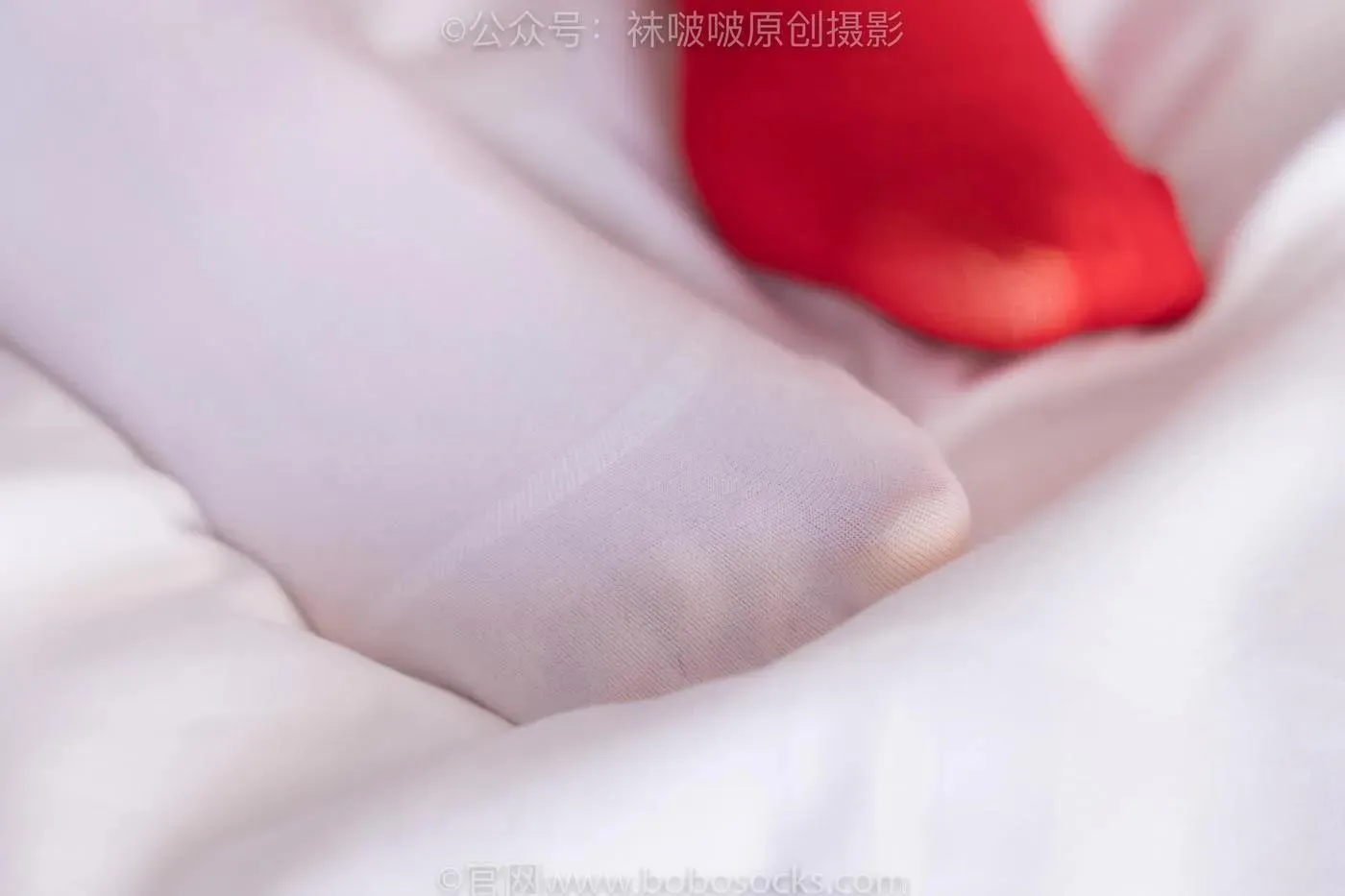 [BoBoSocks袜啵啵]NO.152 稚予-圣诞服、帆布鞋、厚白丝、厚红丝 [135P]插图2